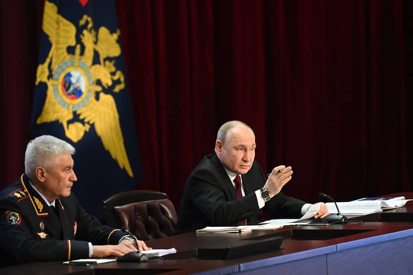Владимир Колокольцев (слева) и Владимир Путин на заседании коллегии МВД