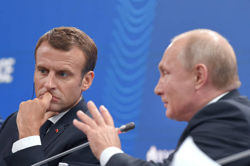 Эмманюэль Макрон (слева) и Владимир Путин на ПМЭФ в 2018 году