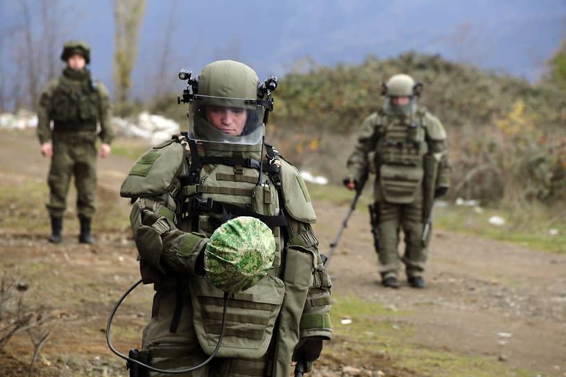 Военнослужащие-саперы российских миротворческих сил во время разминирования придорожной территории в Нагорном Карабахе