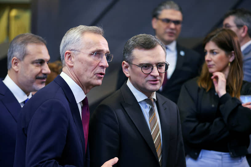 Генсек НАТО Йенс Столтенберг (слева) и глава МИД Украины Дмитрий Кулеба