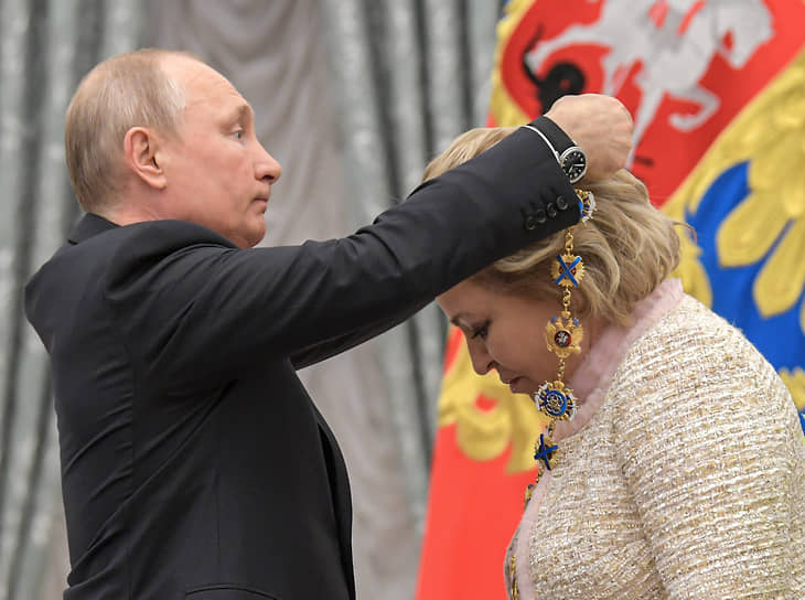 Владимир Путин и Валентина Матвиенко на церемонии вручения госнаград в 2019 году 
