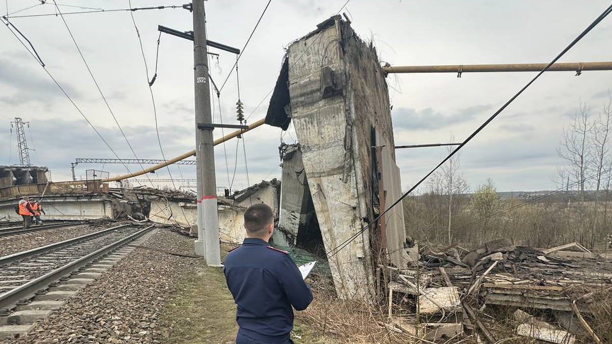 В Вязьме обрушился путепровод, погибла женщина, остановлено движение  поездов по участку Москва—Минск – Коммерсантъ