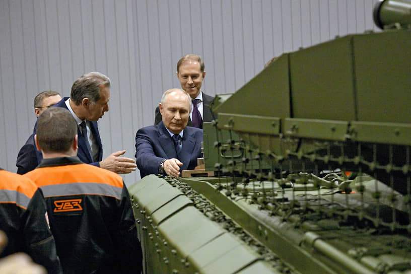 Владимир Путин во время посещения Уралвагонзавода в феврале 2024 года