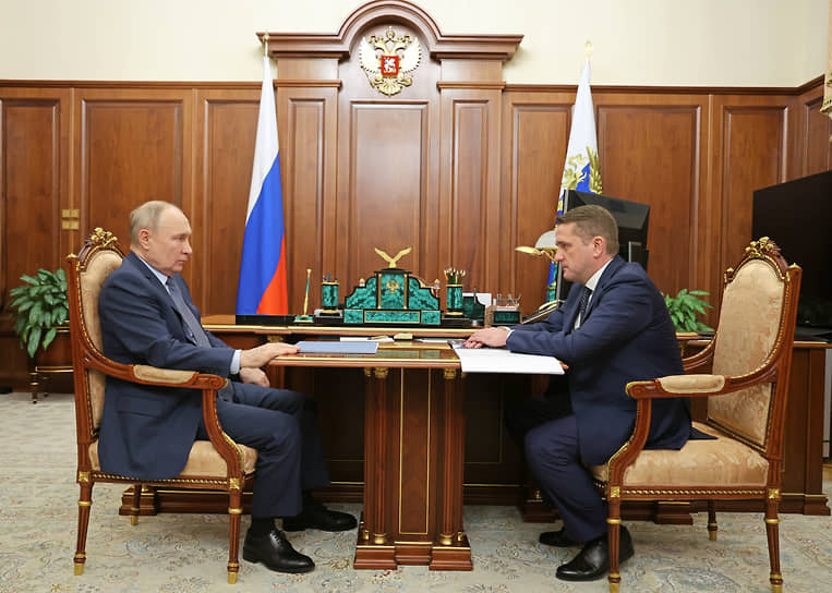 Владимир Путин (слева) и Илья Шестаков во время встречи