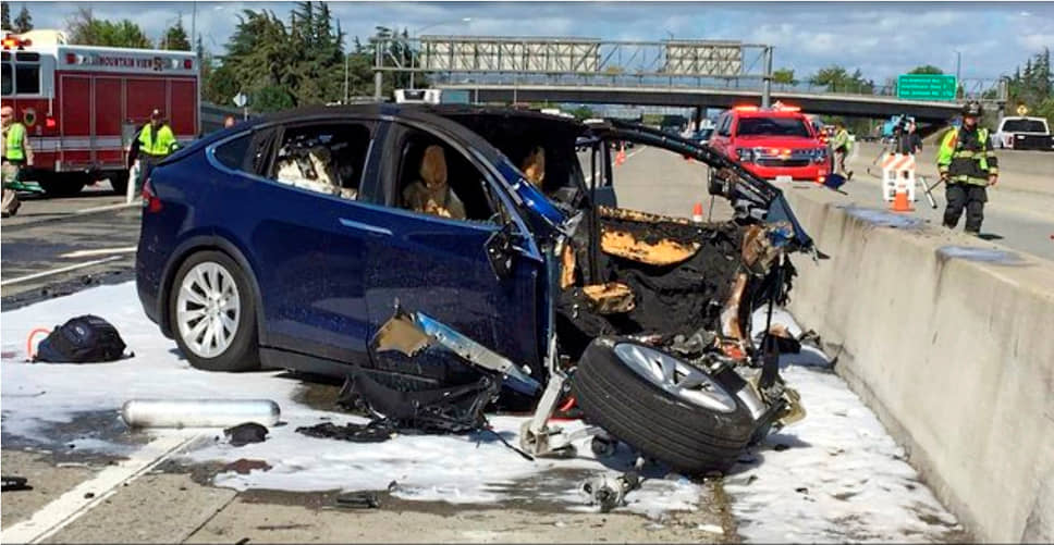 Автомобиль Tesla, за рулем которого находился Уолтер Хуанг, на месте происшествия на шоссе номер 101 (Маунтин-Вью, Калифорния, 23 марта 2018 года) 