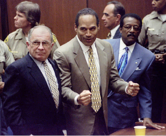О. Джей Симпсон (в центре) на заседании суда по делу об убийстве его бывшей жены Николь Браун-Симпсон и ее любовника Рональда Голдмана в октябре 1995 года