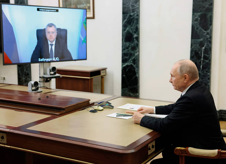 Владимир Путин во время общения с губернатором Астраханской области Игорем Бабушкиным в режиме видеоконференции
