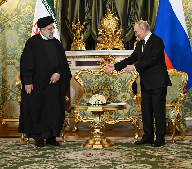 Эбрахим Раиси (слева) и Владимир Путин во время встречи в Кремле в декабре 2023 года