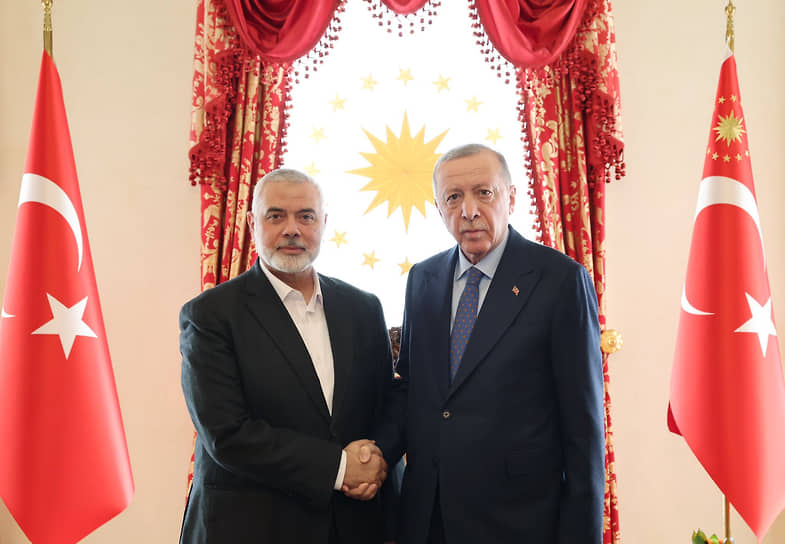 Президент Турции Реджеп Тайип Эрдоган (справа) и глава политбюро палестинского движения «Хамас» Исмаил Хания