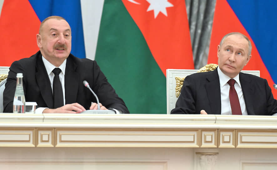 Ильхам Алиев (слева) и Владимир Путин во время встречи в апреле