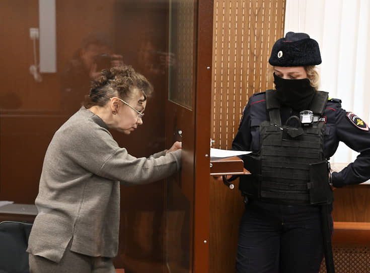 Ольга Ярилова (слева) в зале суда