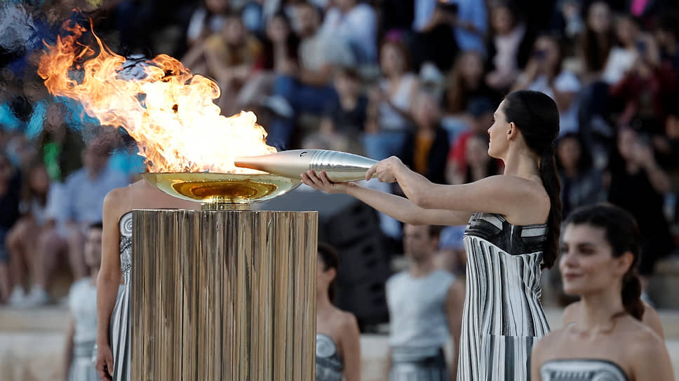 Олимпийский огонь Игр в Париже передан организаторам