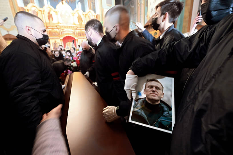 Чин отпевания Алексея Навального в церкви в Марьино