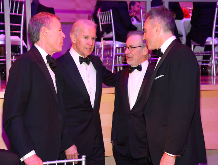Президент США Джо Байден (второй слева), режиссер Стивен Спилберг (второй справа)