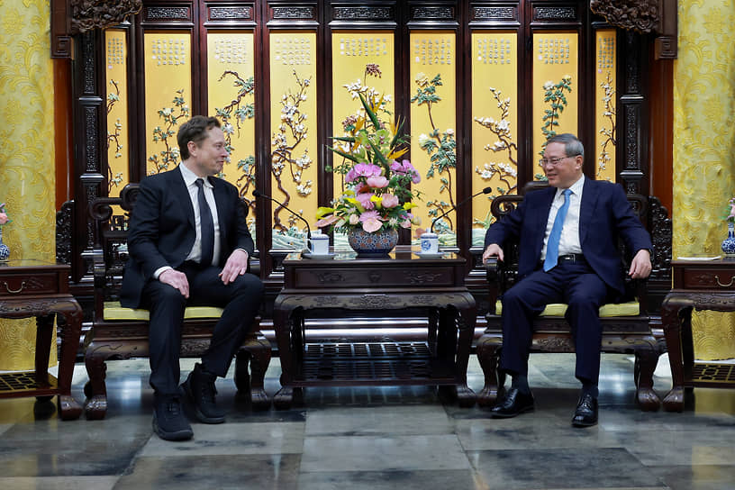 Илон Маск (слева) во время встречи с Ли Цяном