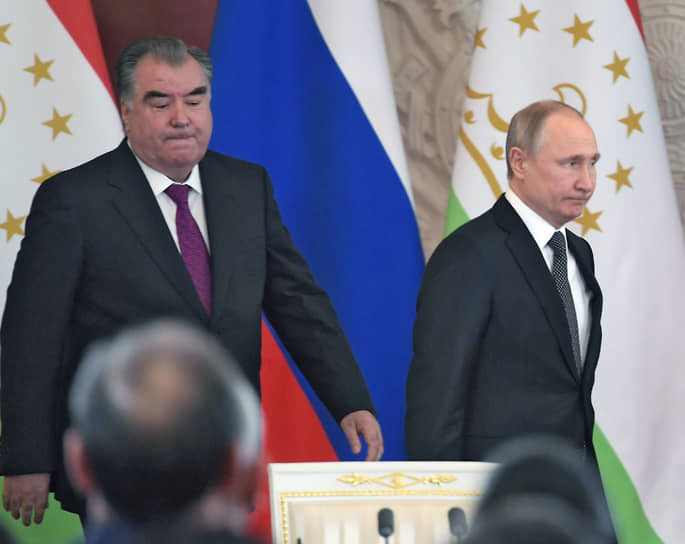 Эмомали Рахмон (слева) и Владимир Путин во время встречи в 2019 году