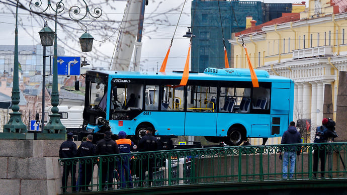 Число погибших при падении автобуса в реку в Петербурге выросло до семи человек