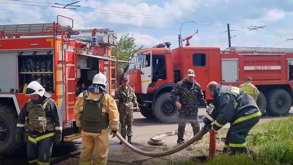 Пожар в результате обстрела промышленной зоны в Краснодоне
