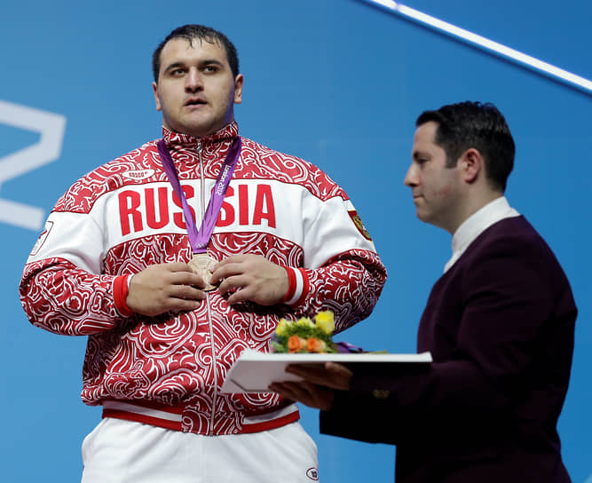 Руслан Албегов на церемонии награждения на ОИ-2012