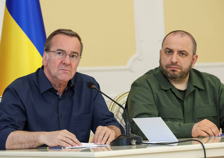 Министр обороны Германии Борис Писториус (слева) и министр обороны Украины Рустем Умеров