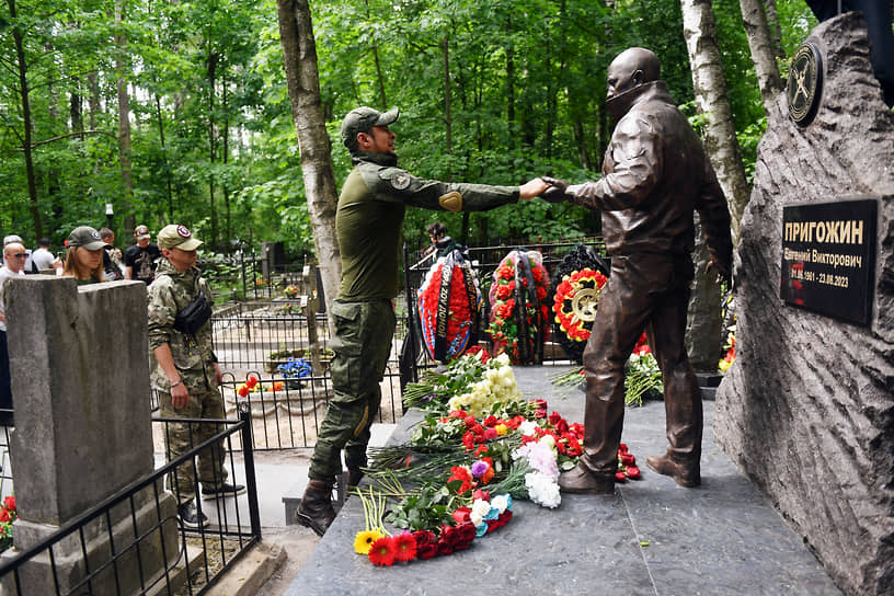 Церемония открытия памятника на могиле бизнесмена и основателя ЧВК «Вагнер» Евгения Пригожина