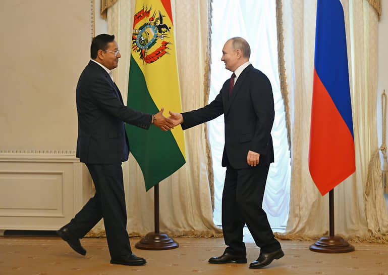 Луис Арсе (слева) и Владимир Путин во время встречи в рамках ПМЭФ