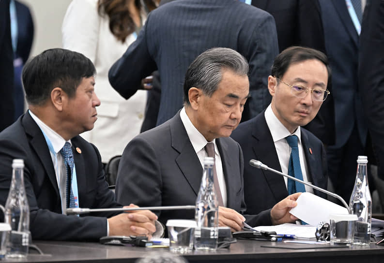 Ван И (в центре)