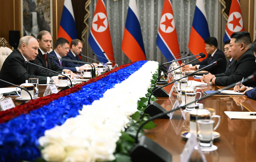 Владимир Путин (слева) и Ким Чен Ын во время переговоров в Пхеньяне
