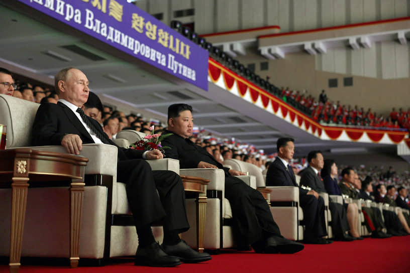 Владимир Путин (слева) и Ким Чен Ын на концерте в Пхеньяне