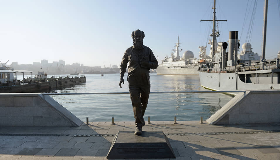 Памятник писателю Александру Солженицыну на Корабельной набережной во Владивостоке
