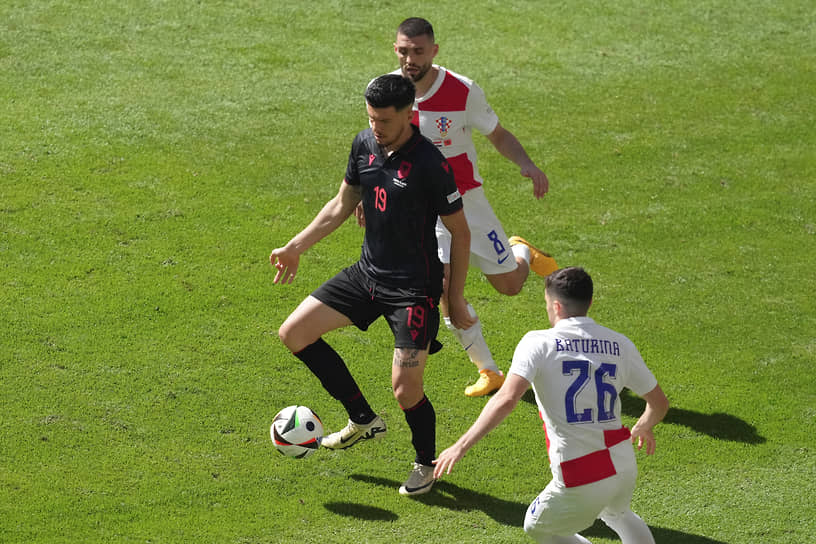 Албанский нападающий Мирлинд Даку (слева) во время матча с Хорватией