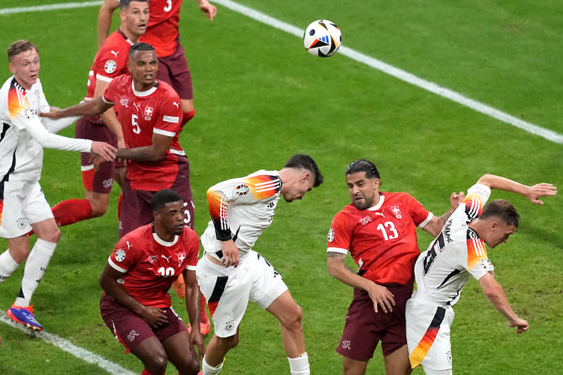 Немецкий полузащитник Кай Хаверц борется за мяч со швейцарским защитником Рикардо Родригесом
