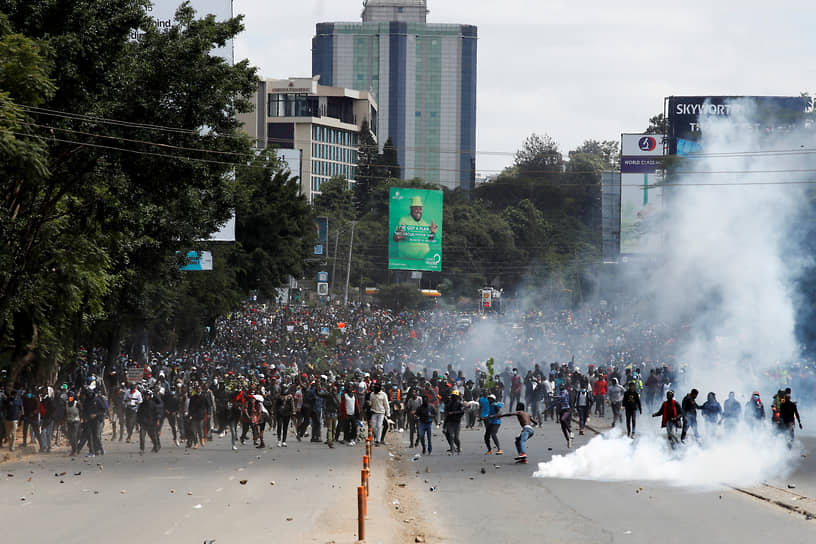С утра в деловой центр столицы Кении Найроби, где располагаются административные учреждения, в том числе парламент, который оцепила полиция, начали прибывать люди, требующие отставки президента