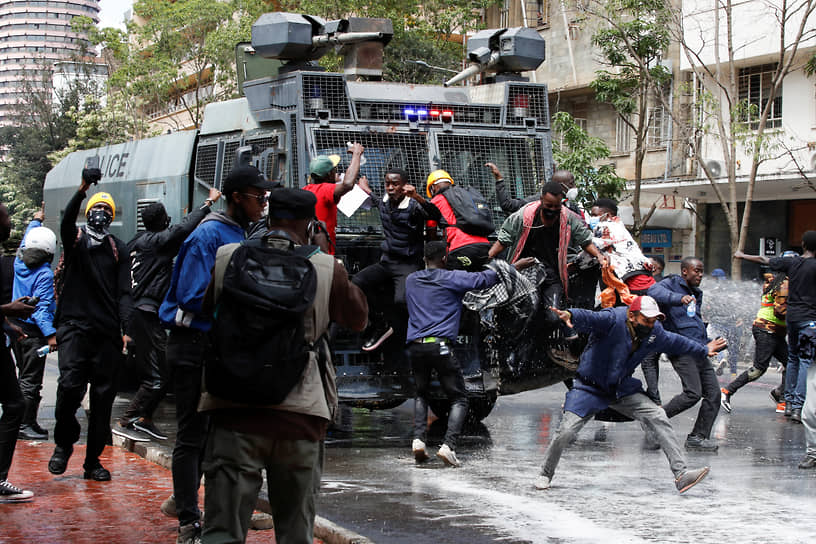 Полиция применила слезоточивый газ и оружие с резиновыми пулями, протестующие подожгли мэрию города Найроби