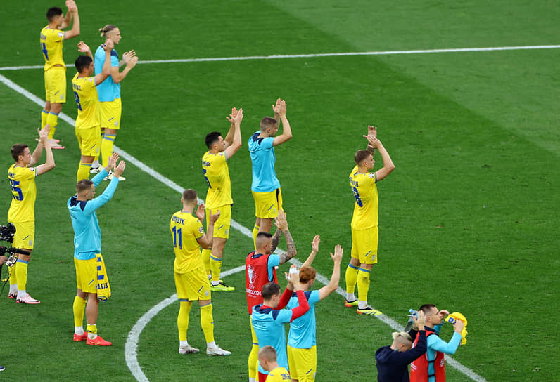Украинские футболисты аплодируют фанатам на трибунах после окончания матча