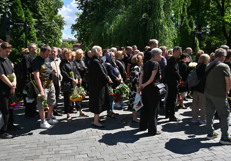 Пришедшие проститься с комментатором Анной Дмитриевой на Новодевичьем кладбище
