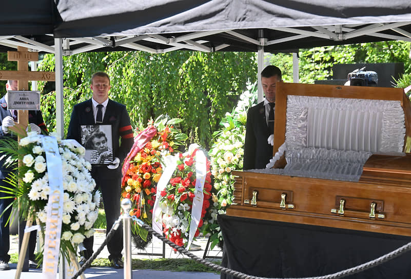Церемония прощания с комментатором Анной Дмитриевой на Новодевичьем кладбище