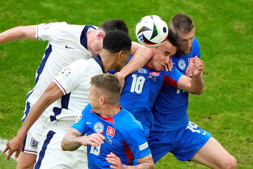 Футболисты сборной Англии и Словакии борются за мяч