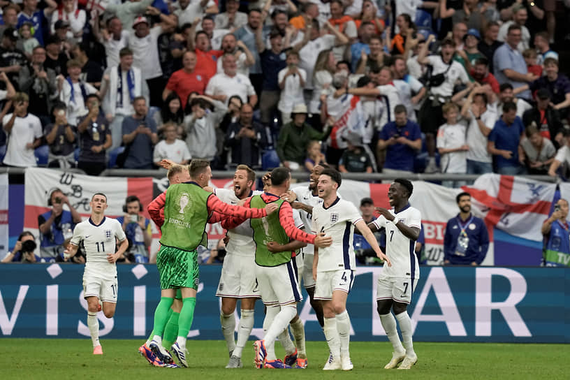 Футболисты сборной Англии отмечают первый гол в ворота сборной Словакии 