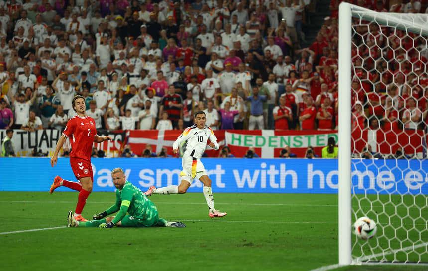 Джамал Мусиала забивает второй гол сборной Германии в матче