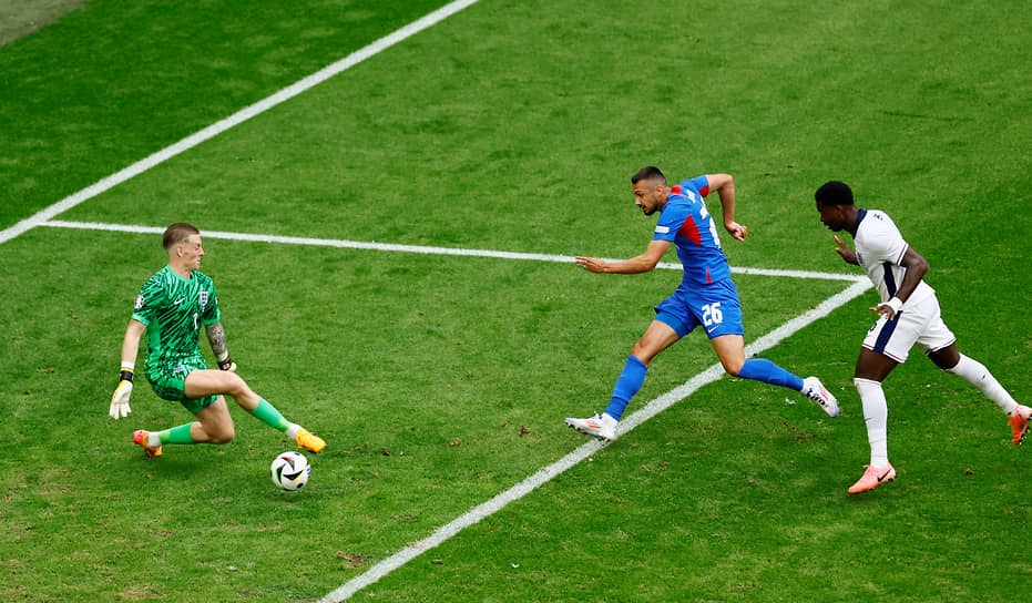 Нападающий сборной Словакии Иван Шранц (в центре) забивает гол в ворота сборной Англии