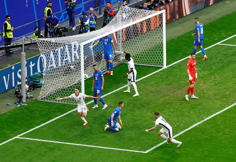 Английский полузащитник Фил Фоден празднует свой гол в ворота Словакии, однако его не засчитали после проверки VAR