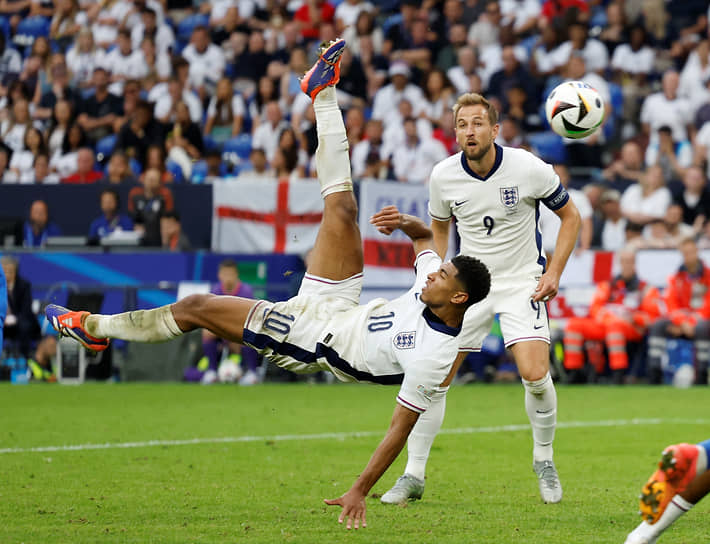 Игрок сборной Англии Джуд Беллингем забивает первый гол в ворота Словакии
