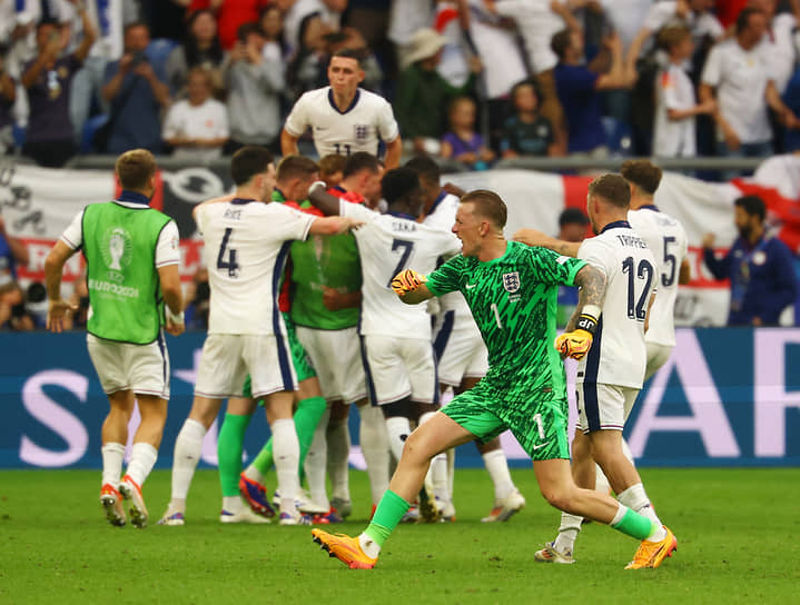 Английский вратарь Джордан Пикфорд (в центре) реагирует на первый гол сборной Англии