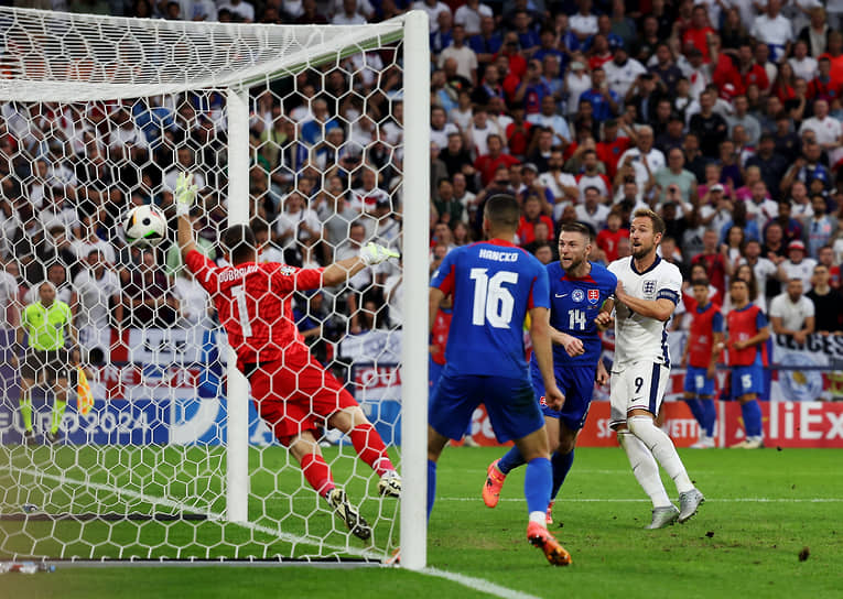 Английский нападающий Гарри Кейн забивает второй гол в ворота сборной Словакии 