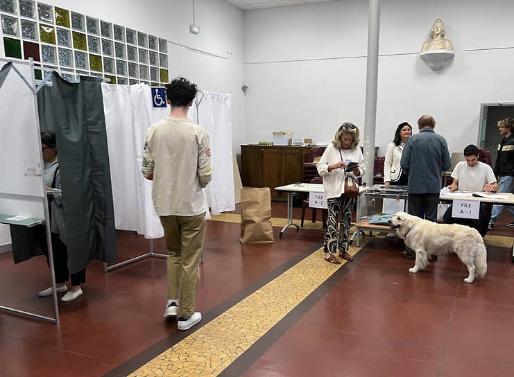 Голосующие на избирательном участке