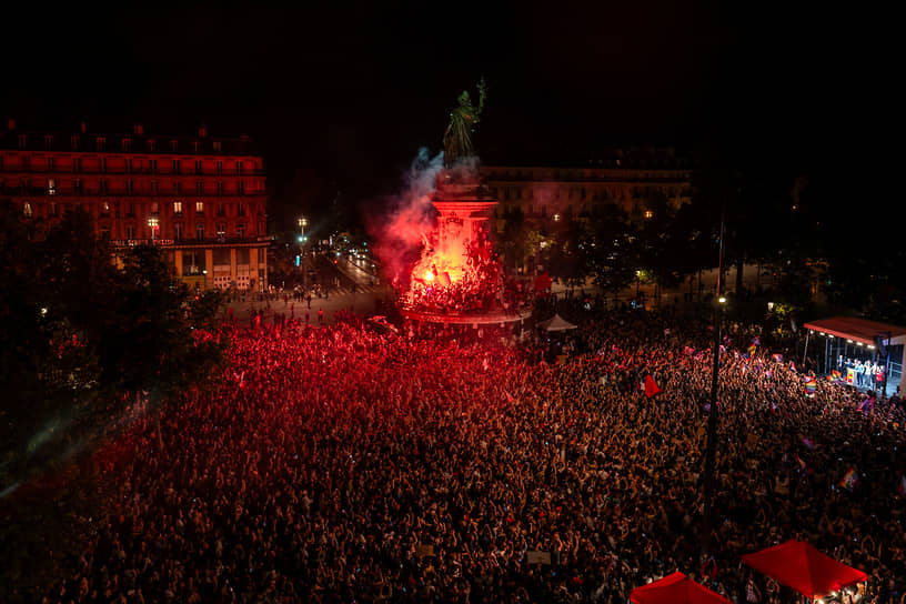 Участники митинга в Париже