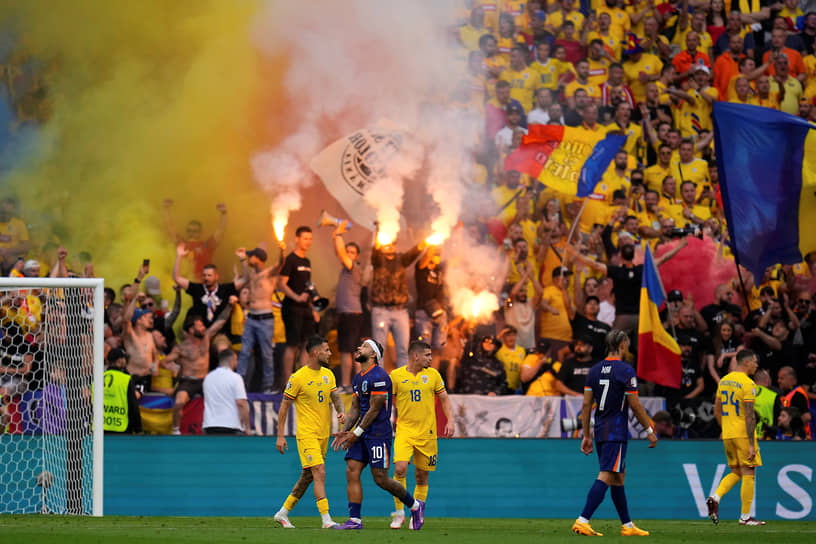 Болельщики сборной Румынии на трибунах зажгли файеры