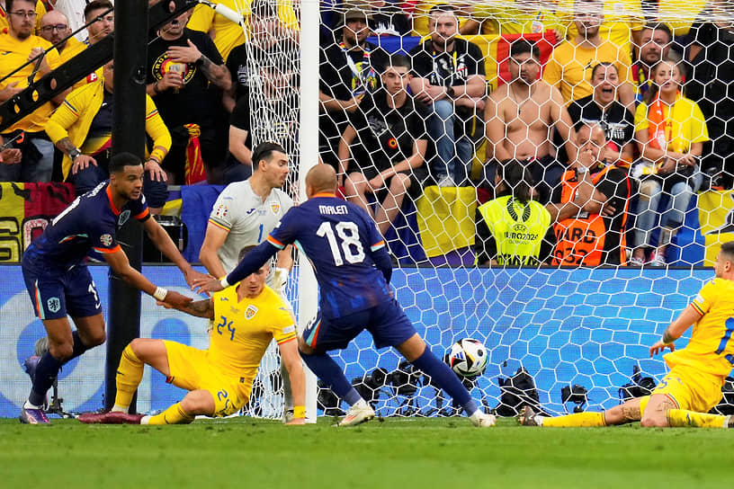 Нидерландский нападающий Брайан Бробби (в центре) забивает второй гол в ворота Румынии