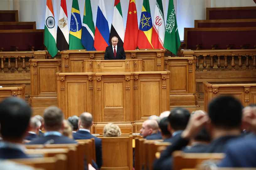 Владимир Путин во время выступления на пленарном заседании X Парламентского форума БРИКС
